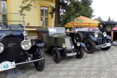 Pred-hotelem-stoji-Cadillack-30-Four-Touring-Renault-NN-a-roadsrel-Wikov